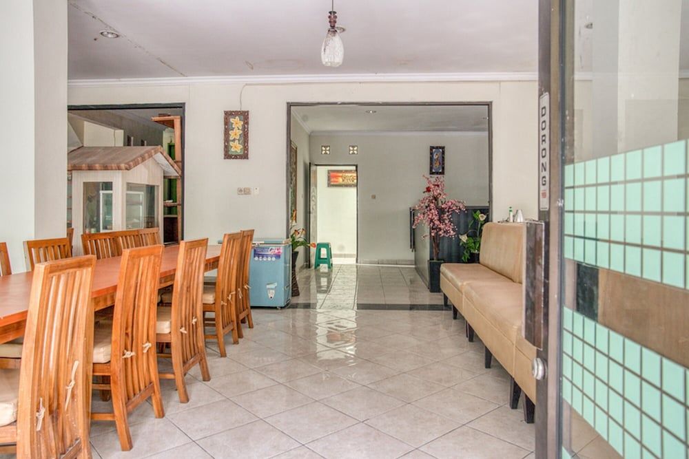 undefined RedDoorz near Taman Mini Jakarta 9