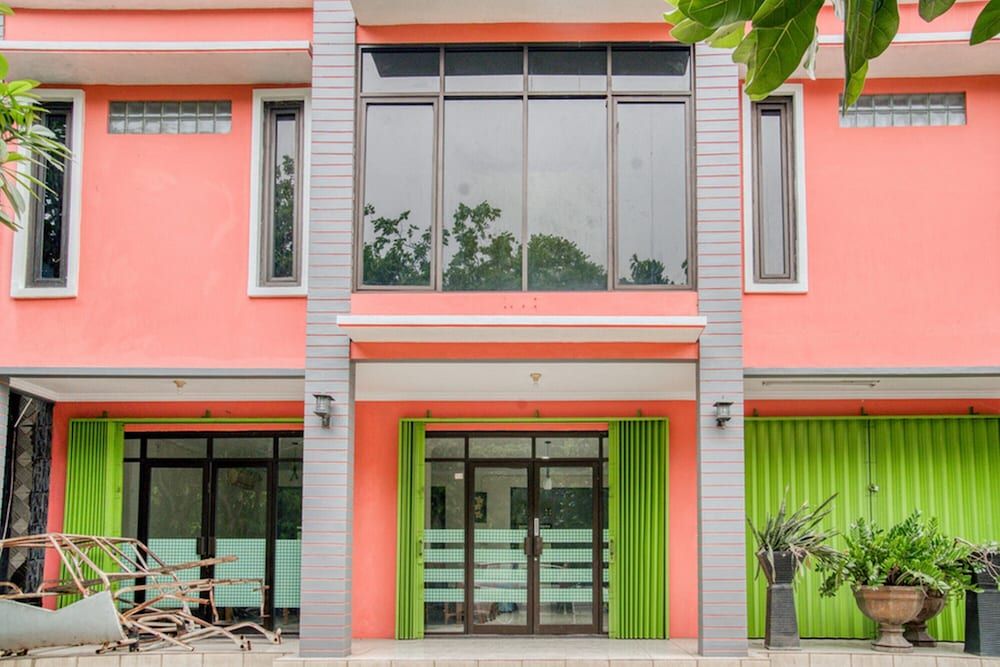 undefined RedDoorz near Taman Mini Jakarta 4