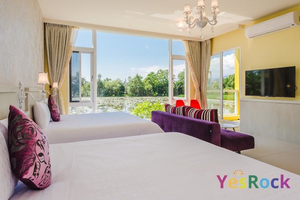 Business Quadruple Room, 2 Queen Beds, Non Smoking (D02)