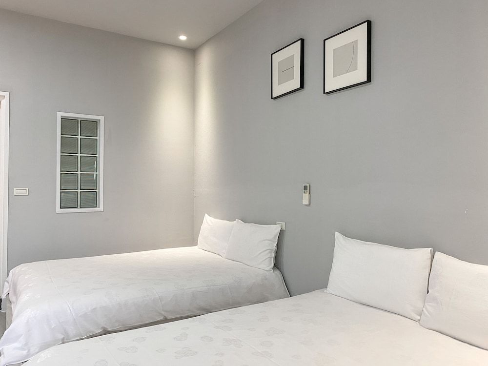 Design Quadruple Room, 2 Queen Beds, Non Smoking (B02)