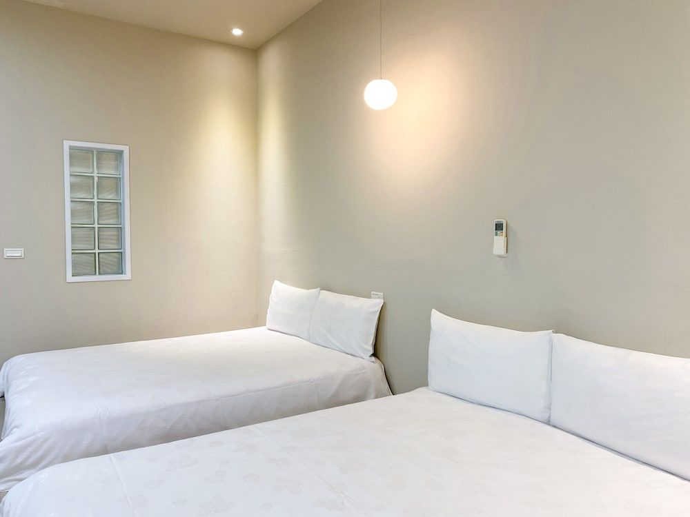 Classic Quadruple Room, 2 Queen Beds, Non Smoking (B01)