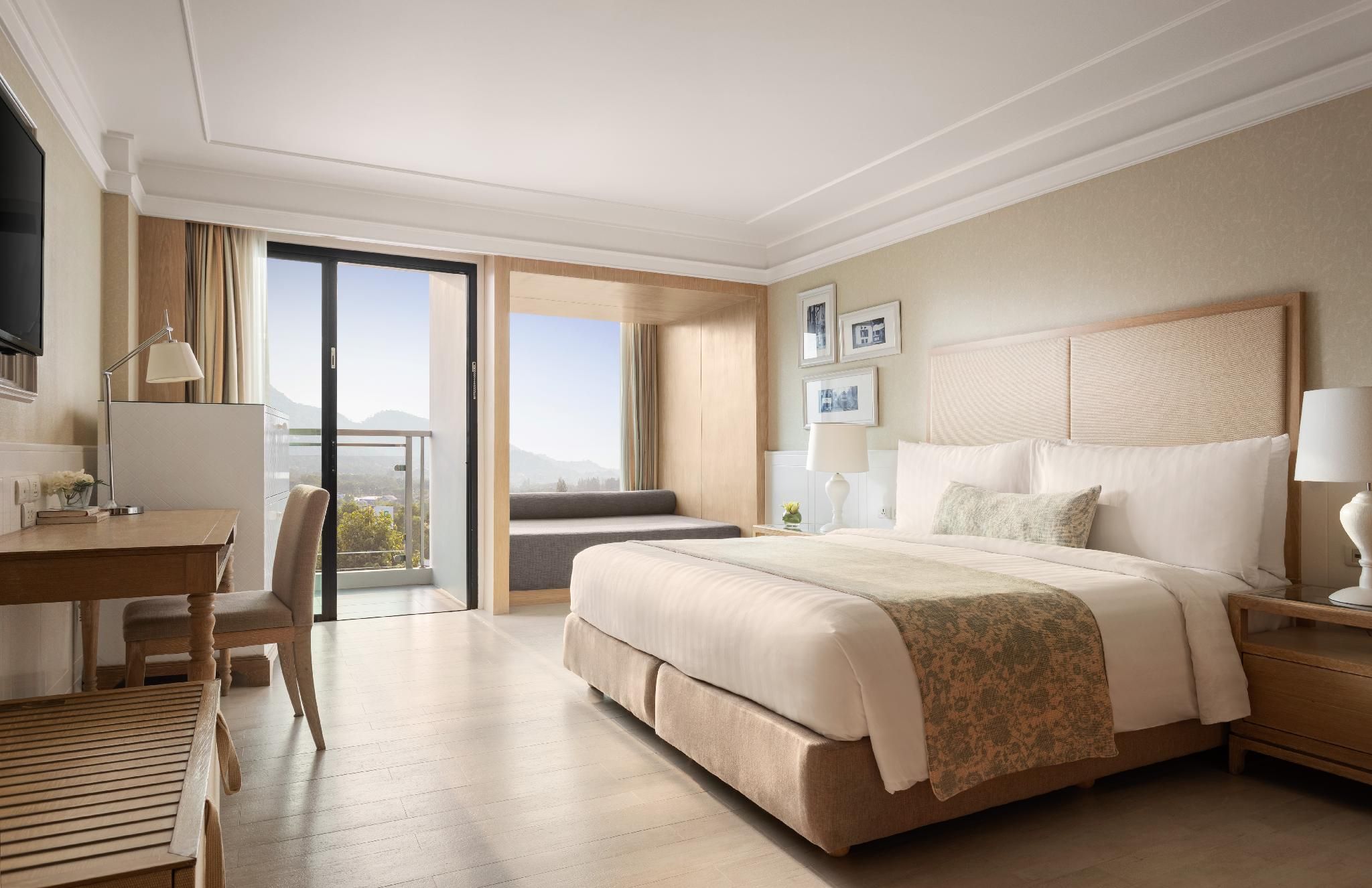 Deluxe Hill View King Room