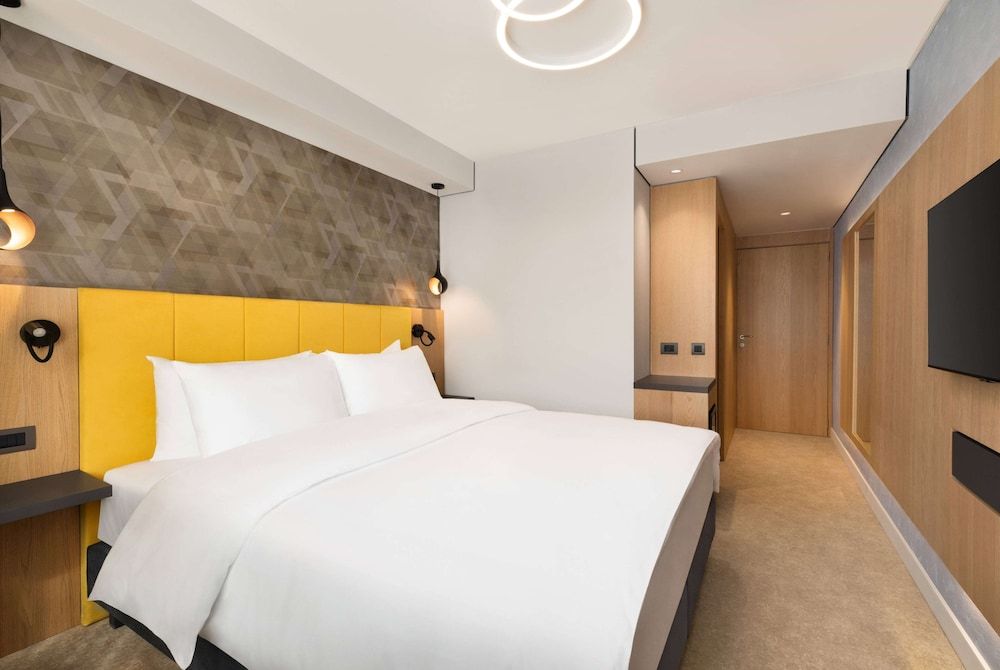 Room, 1 King Bed, Accessible, Non Smoking (Roll-In Shower)
