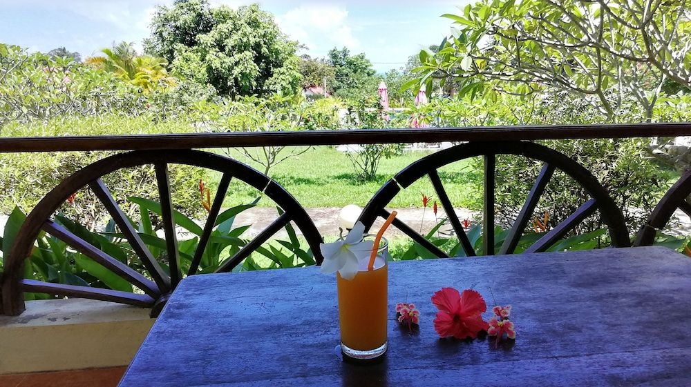 Q Bungalows Deluxe Quadruple Room, 2 Double Beds, Garden View 10