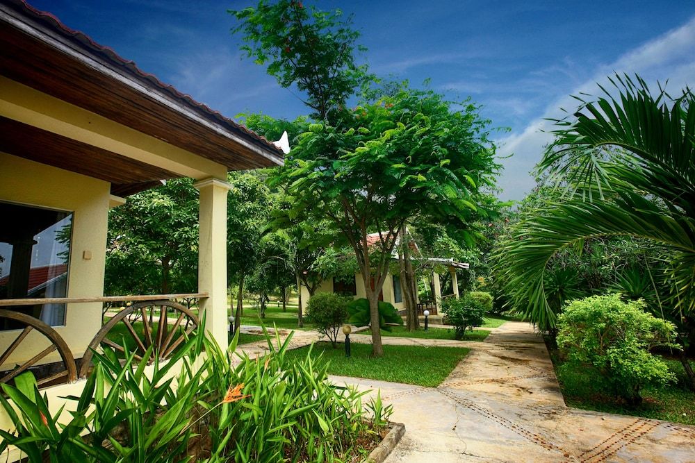 Q Bungalows Deluxe Quadruple Room, 2 Double Beds, Garden View 11