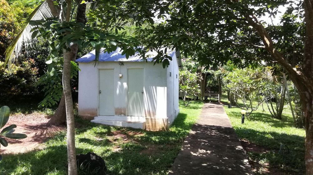 Q Bungalows Standard Bungalow, Shared Bathroom (Twin - with Fan) 12