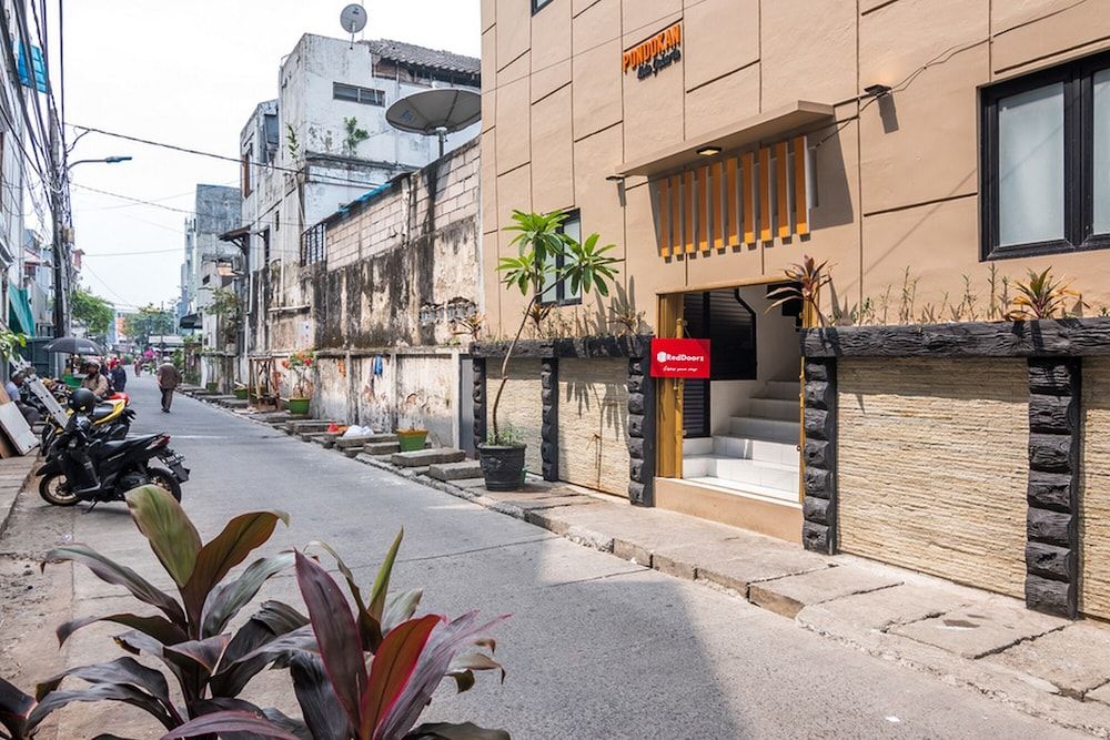 undefined RedDoorz Plus near Hayam Wuruk 2 3