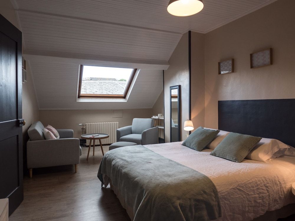 Family Suite (Perret)