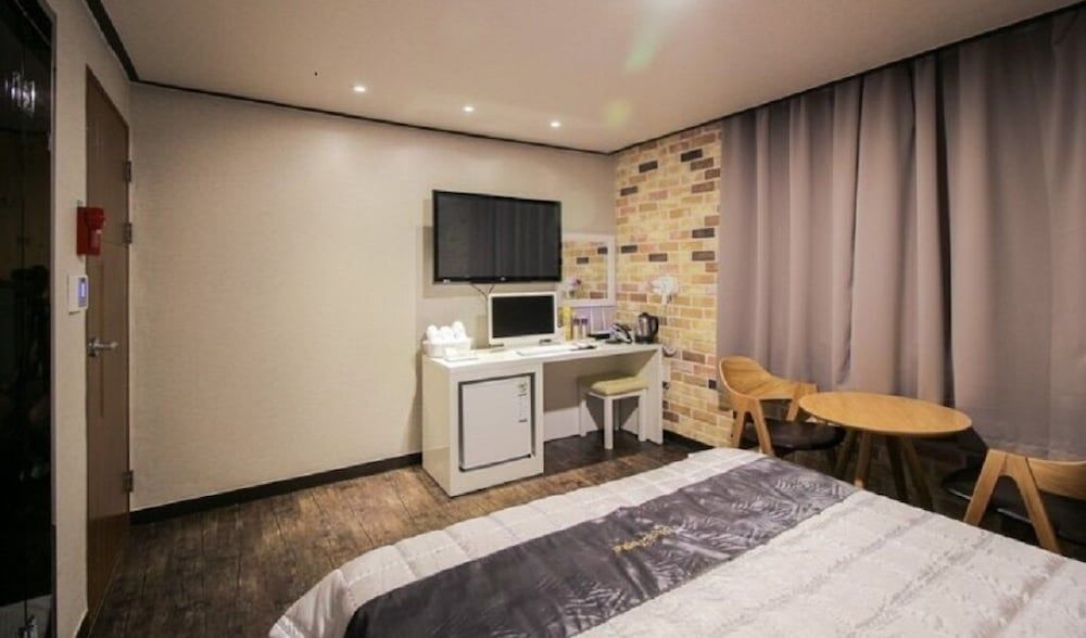 undefined Hotel The May 5