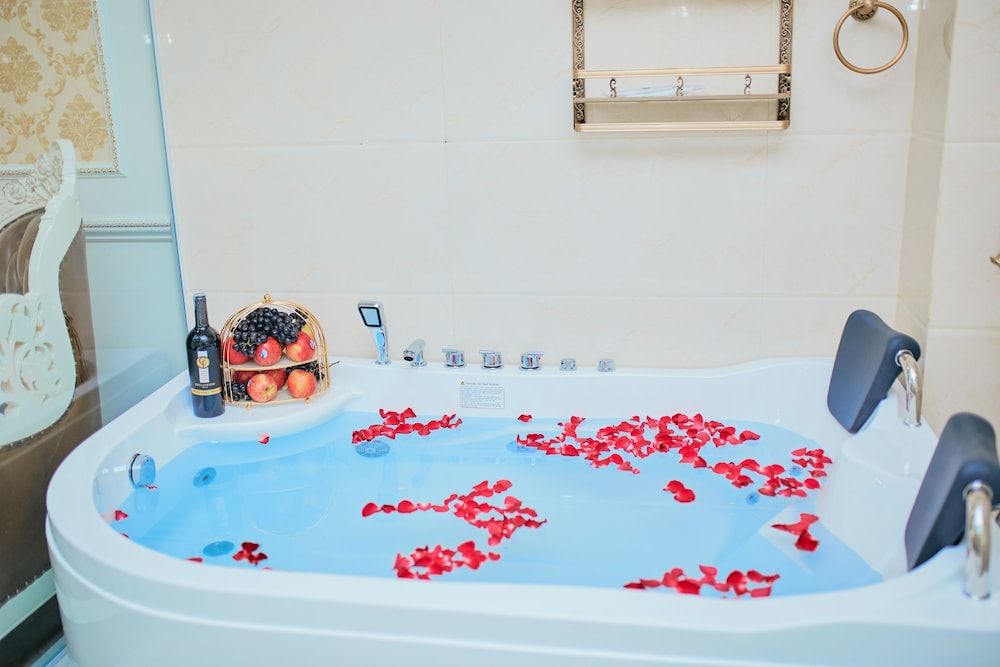 King's Hotel Deluxe Room, 1 King Bed, Bathtub 12