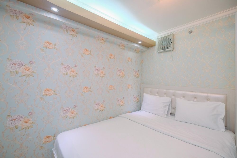 undefined Cozy Stay 2BR Bassura City Apartment 6