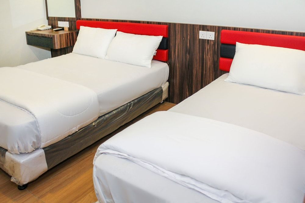 OYO 90027 Happy Hotel Deluxe Triple Room 2