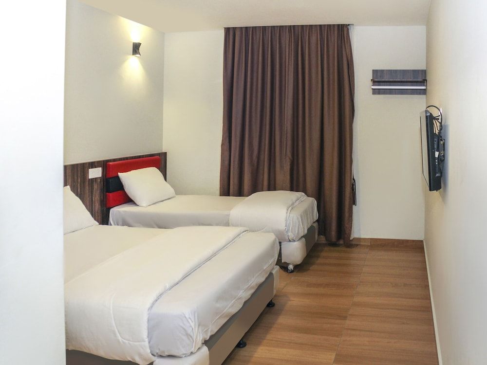 OYO 90027 Happy Hotel Deluxe Triple Room 3