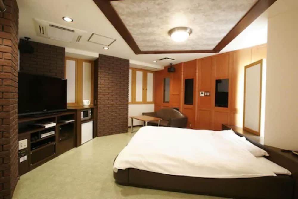 Business Room, 1 King Bed, Smoking (B2)