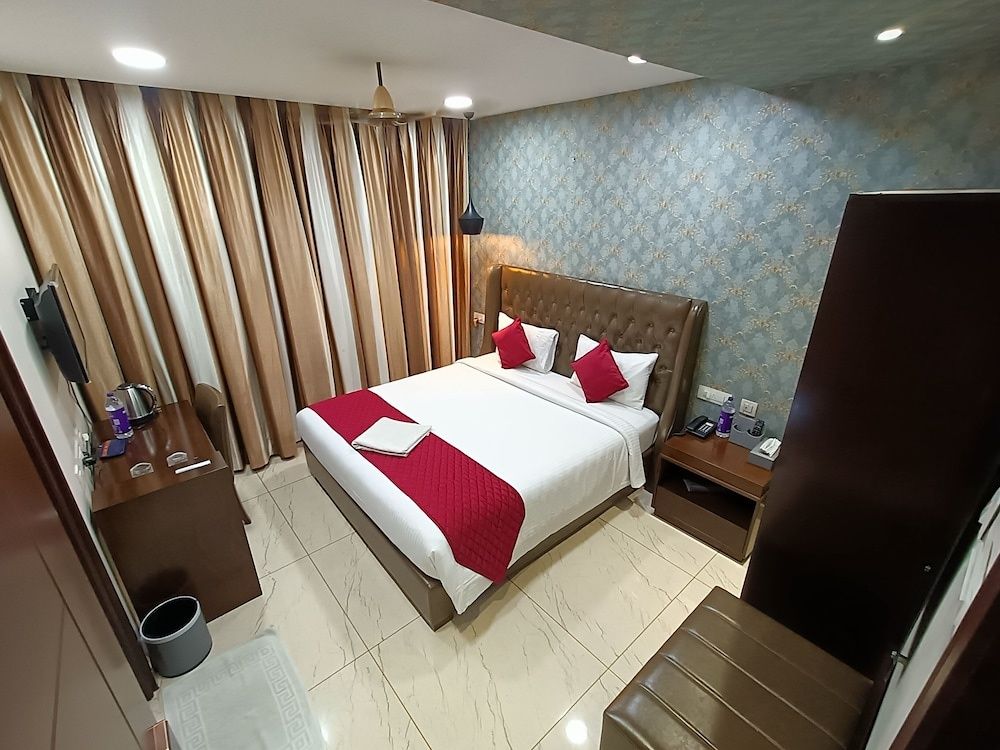 Hotel Akshay Grand Deluxe Double Room 2