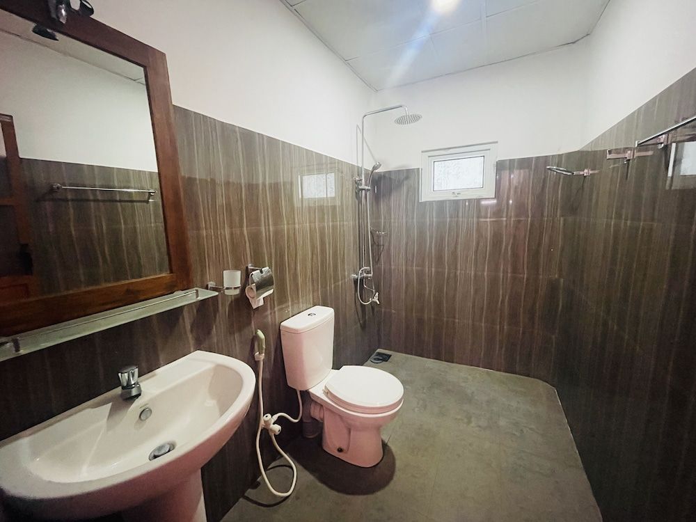 Green Hut Hotel and Restaurant. Deluxe Triple Room 8