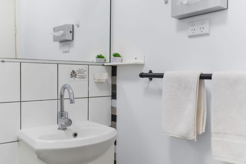 Castlereagh Motor Inn Twin Room 10