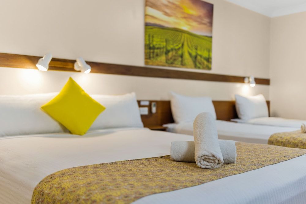 Castlereagh Motor Inn Family Room 6