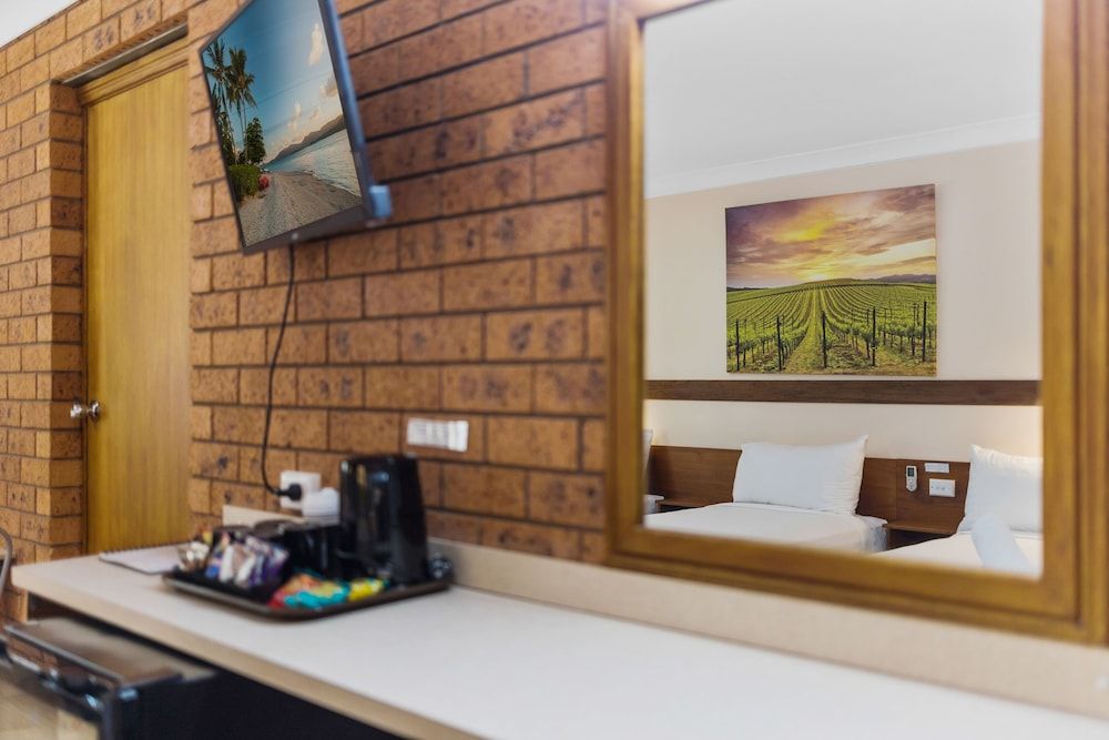 Castlereagh Motor Inn Family Room 13