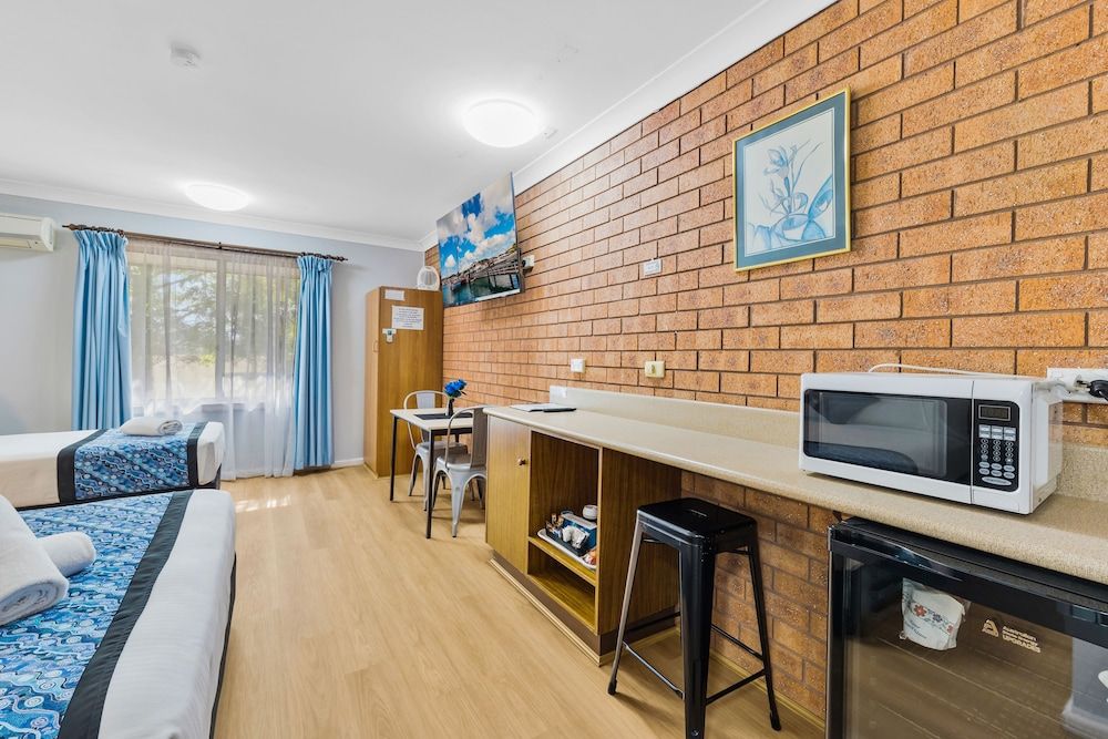 Castlereagh Motor Inn Twin Room 11