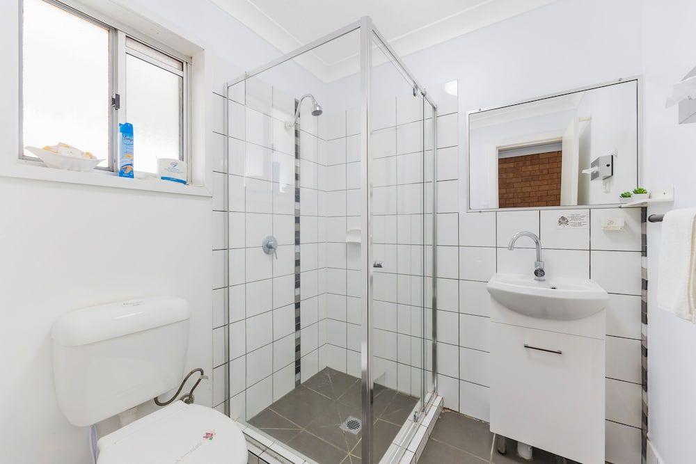 Castlereagh Motor Inn Family Room 9