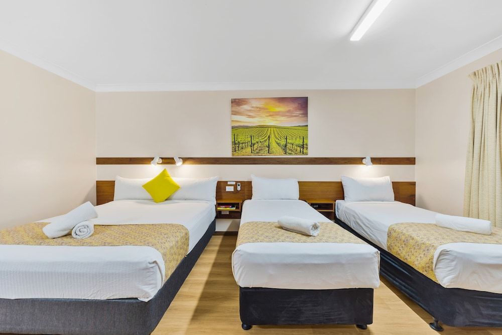 Castlereagh Motor Inn Family Room 2