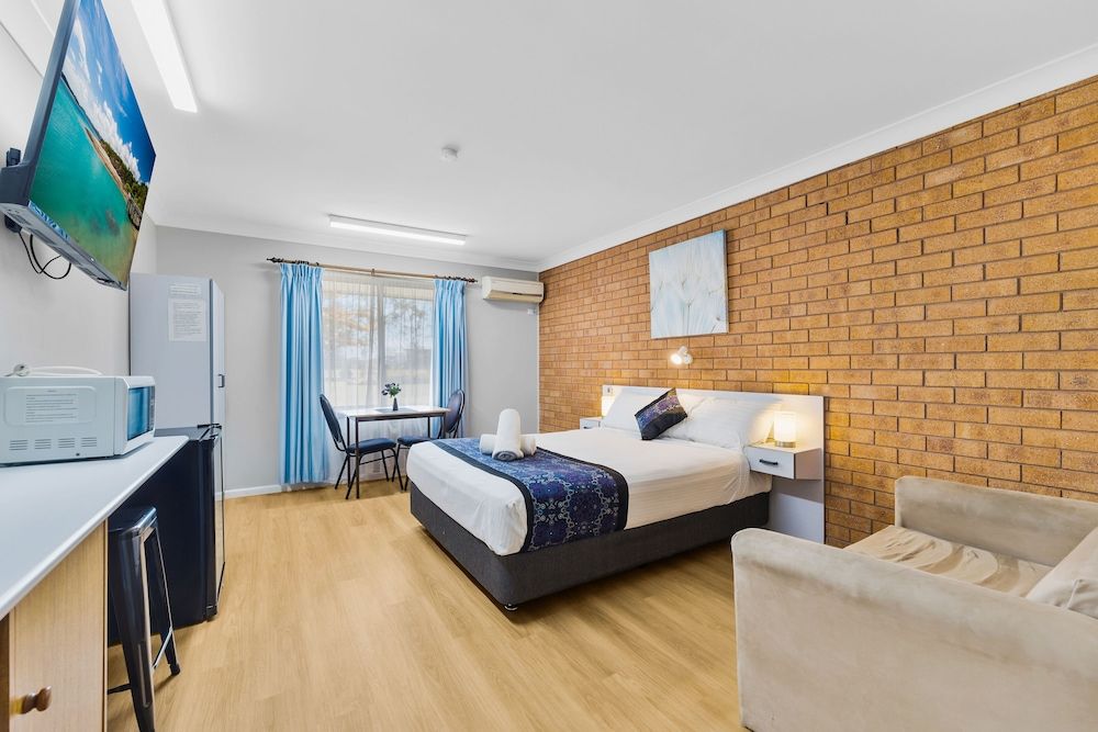Queen Bed Room