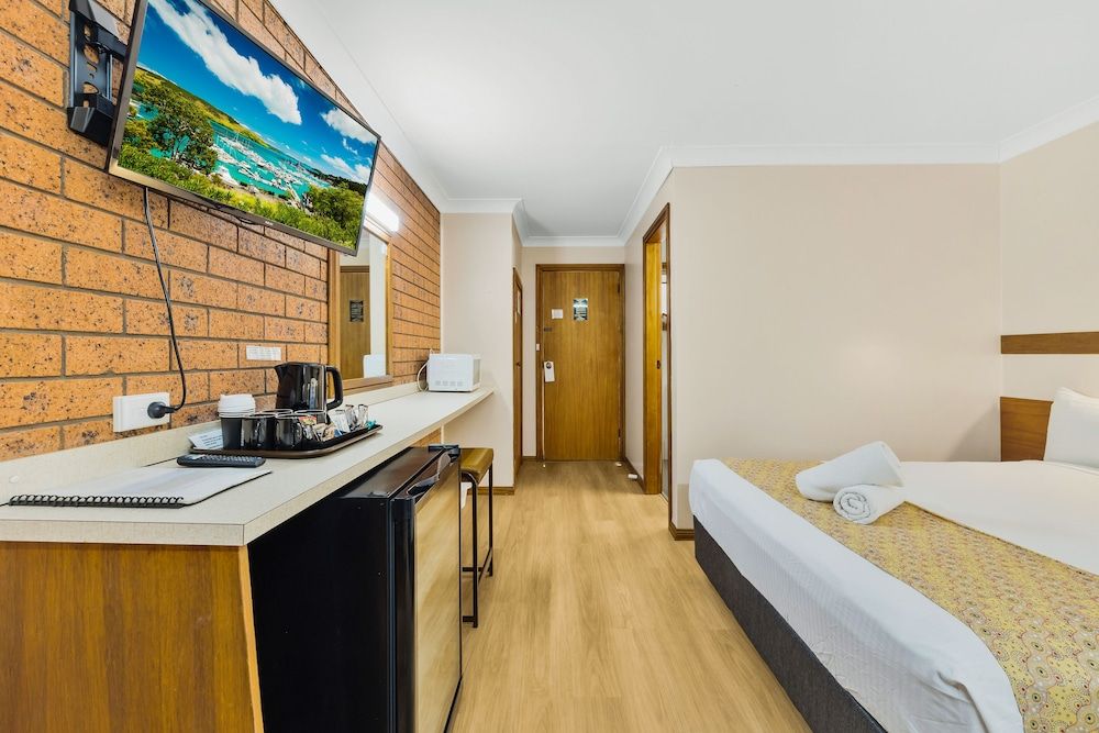 Castlereagh Motor Inn Family Room 4