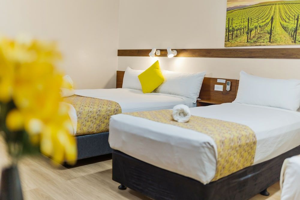 Castlereagh Motor Inn Family Room 7