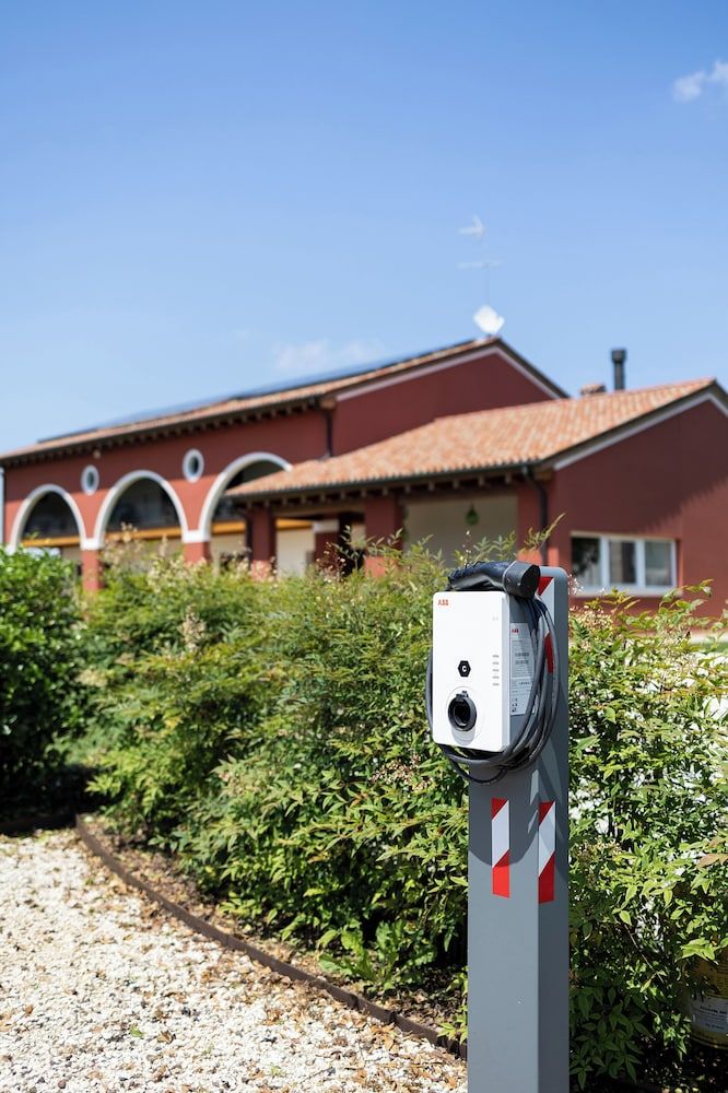 Electric vehicle charging station