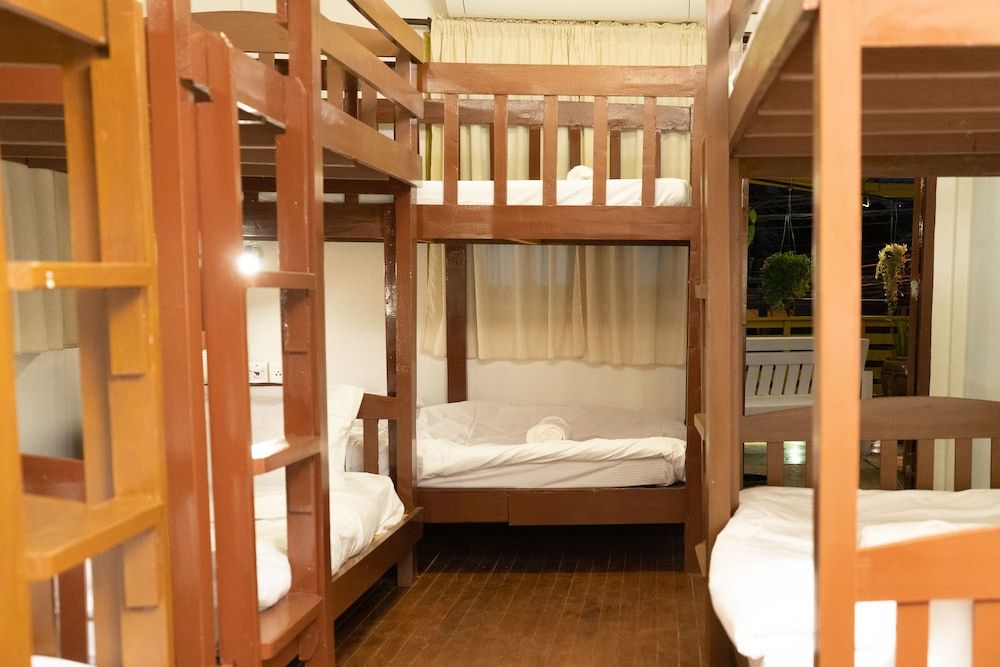 10-Bed Mixed Dormitory With Shared Bathroom