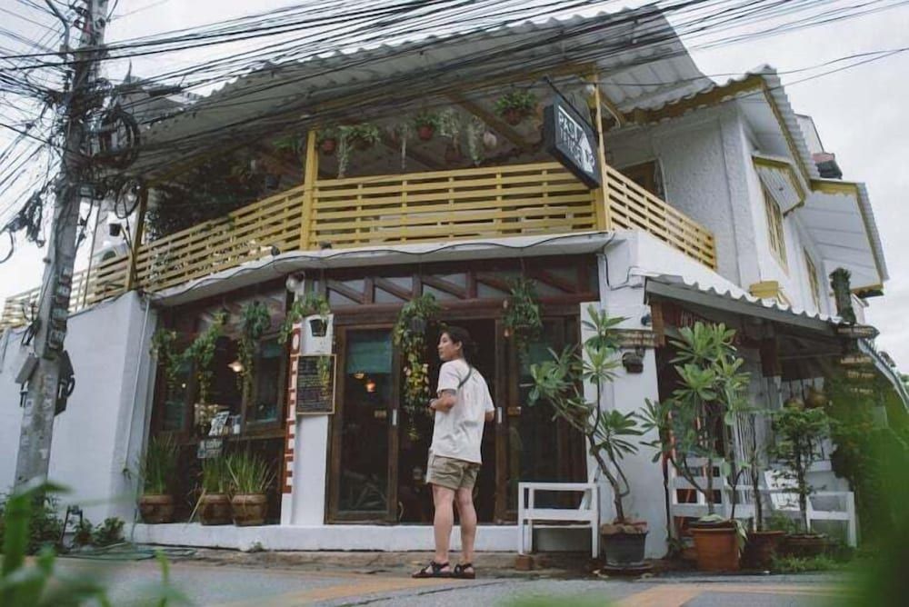 undefined Past Tense Hostel 6