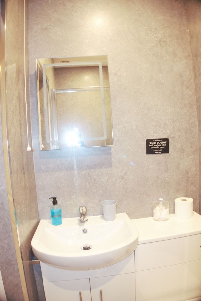 Barns Serviced Accommodation Double Room, Ensuite 5