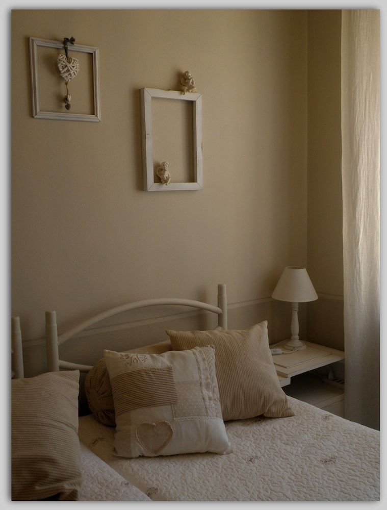 Cascina Luvot Romantic Double Room, Multiple Beds 3