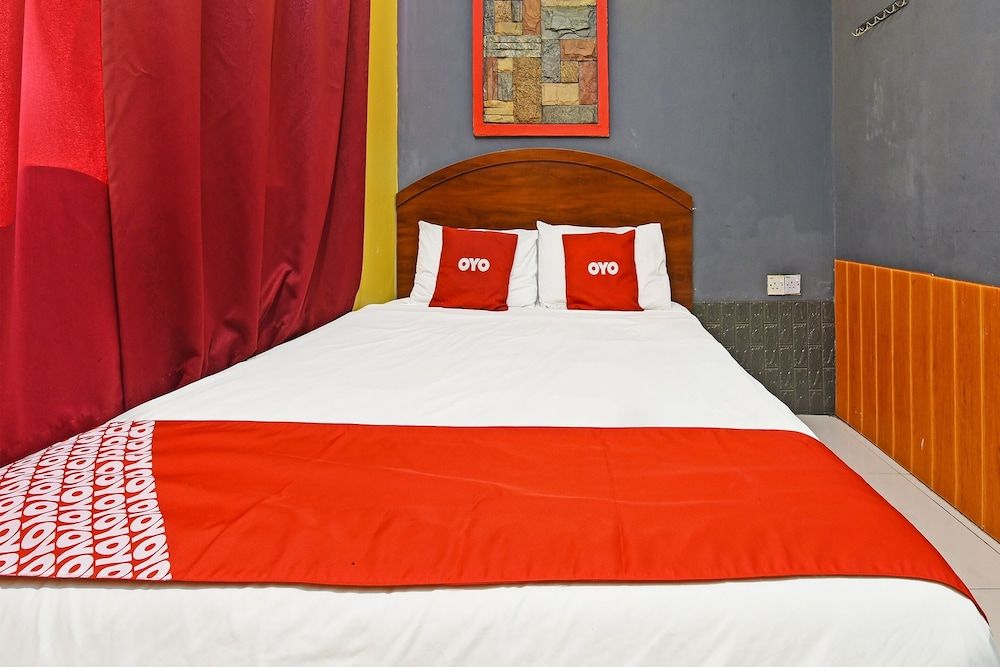 OYO 89656 Melati Hotel Nilai Deluxe Double Room 4