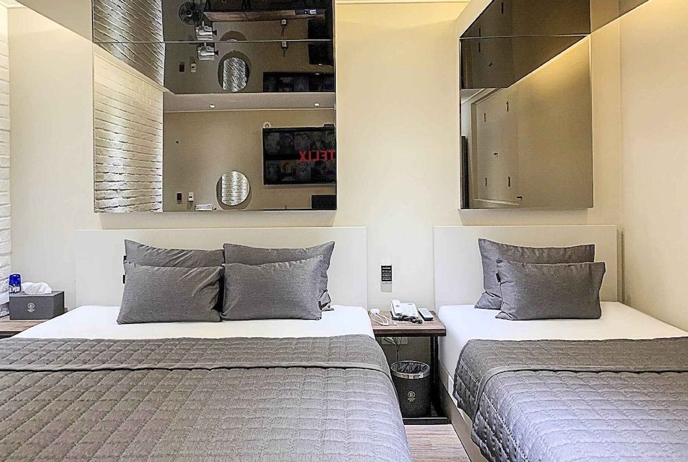 Brown Dot Hotel Buan Byeonsan Premium Twin Room 2