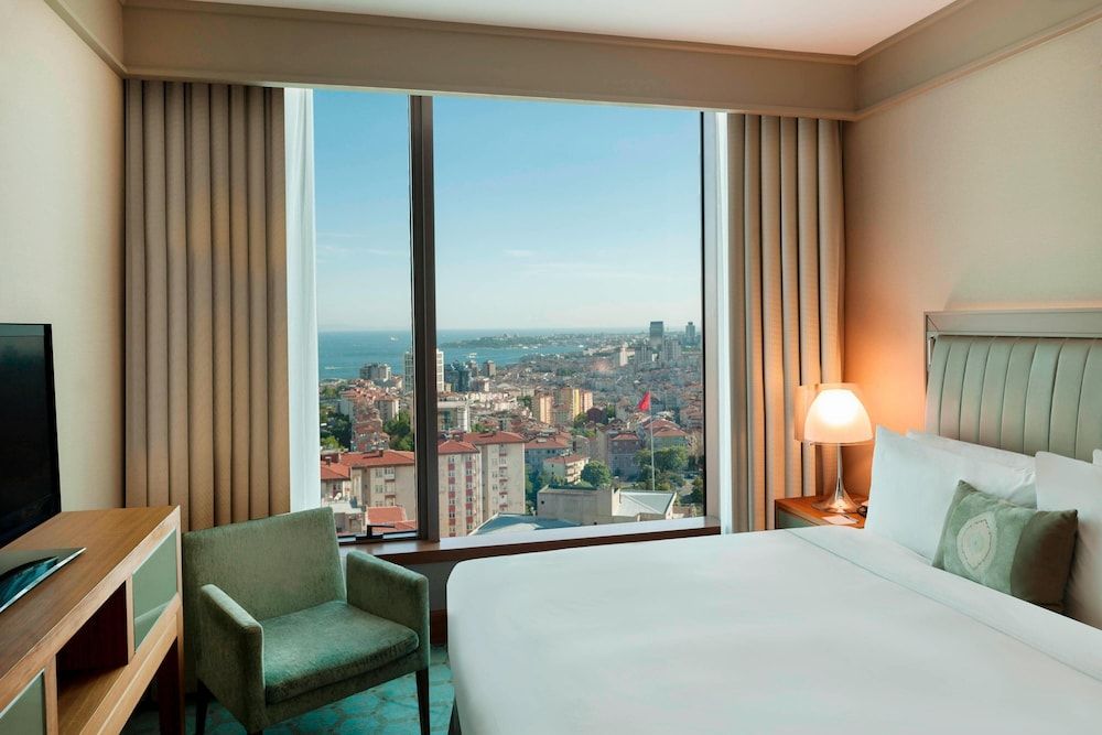 Club Suite, 1 King Bed, Non Smoking, Sea View (Corner)