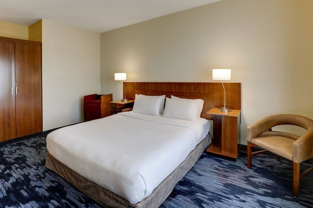 Room, 1 King Bed, Non Smoking (Mobility/Hearing Accessible, Tub)
