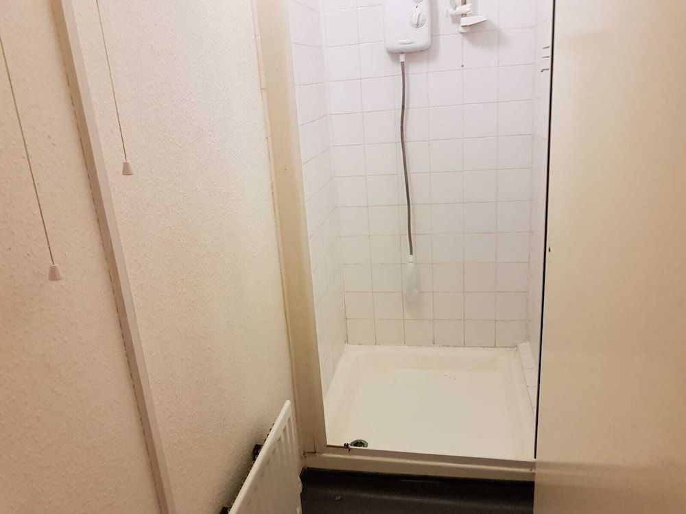 The Railway Inn Basic Single Room, Shared Bathroom 3