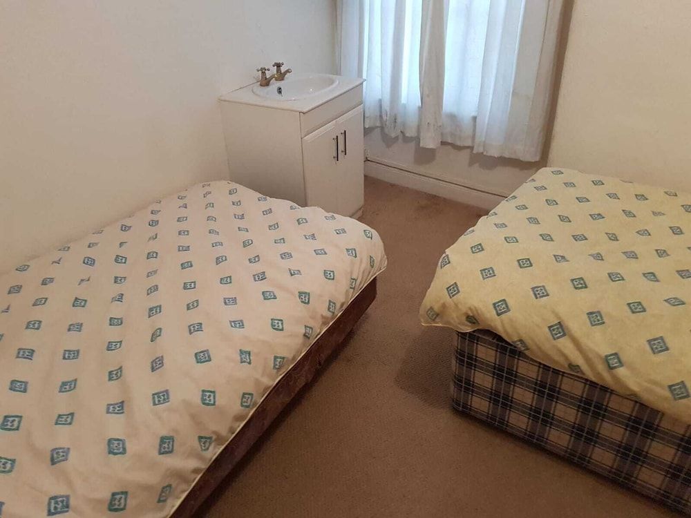 The Railway Inn Basic Twin Room, Shared Bathroom 2