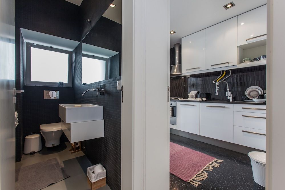 Renovated Apartment w/ Private Courtyard, By TimeCooler Apartment, 2 Bedrooms 20