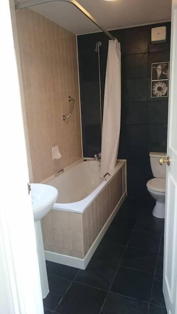 17 Wilmington Square Superior Twin Room 7