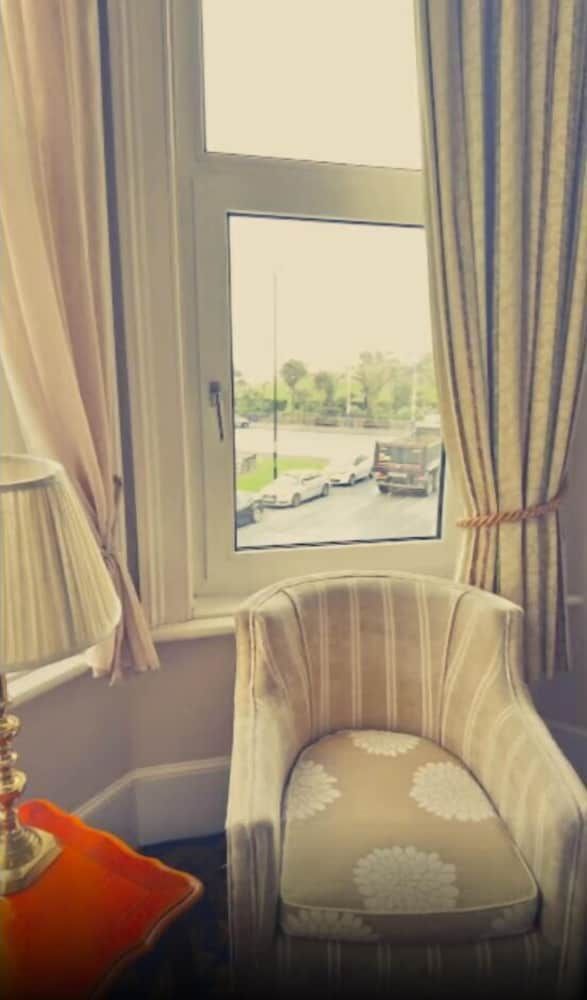 17 Wilmington Square Family Room with Sea View (2 Adults + 2 children) 10