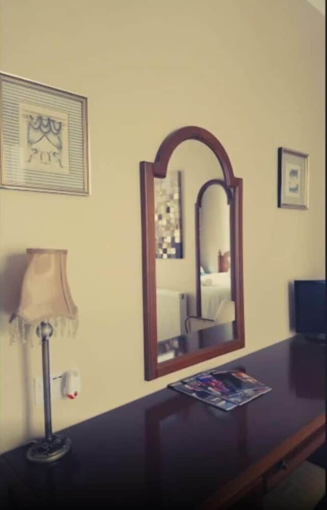 17 Wilmington Square Superior Twin Room 6