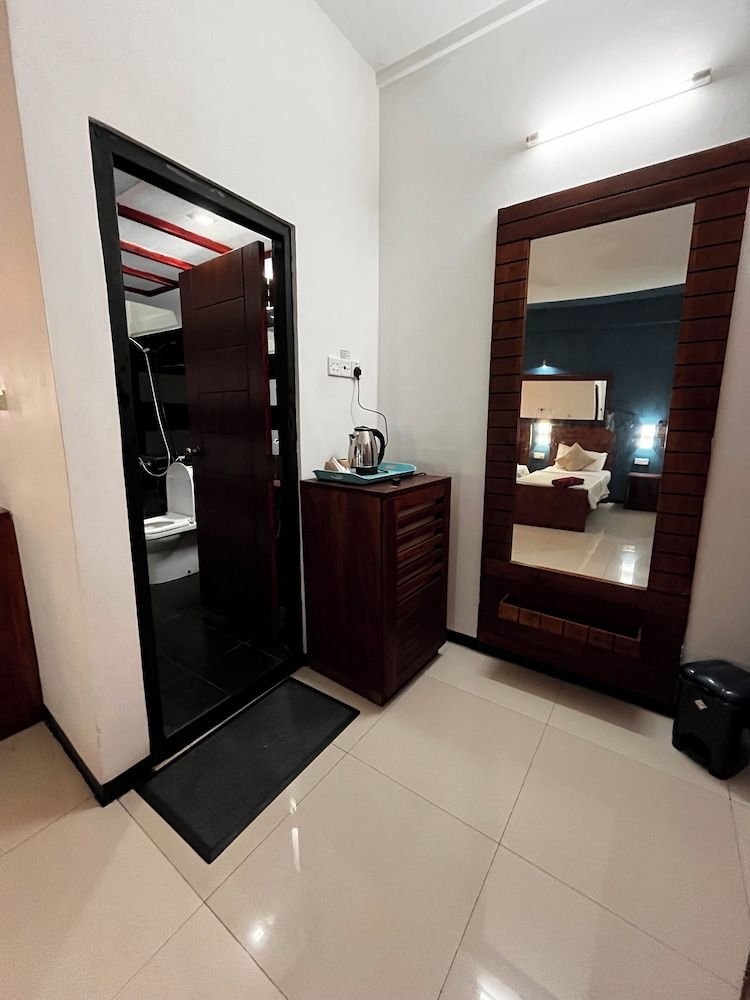 Subhas Hotel Deluxe Triple Room 7