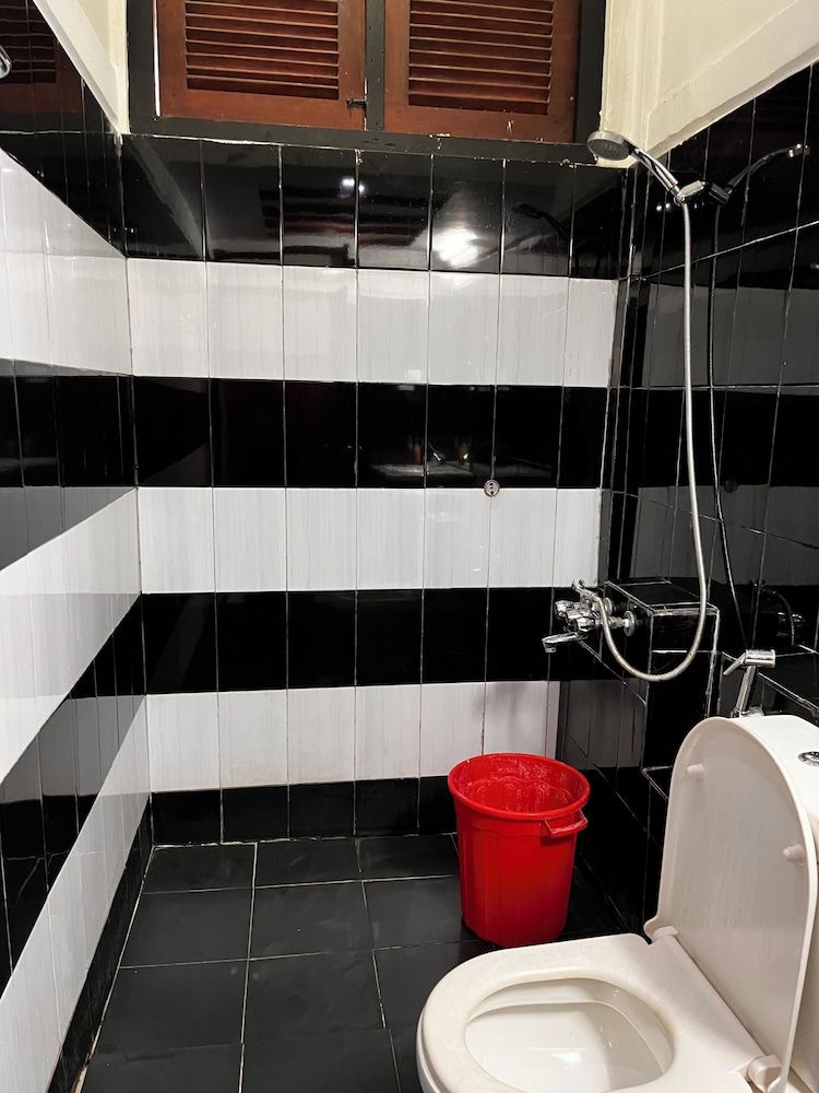 Subhas Hotel Deluxe Triple Room 4