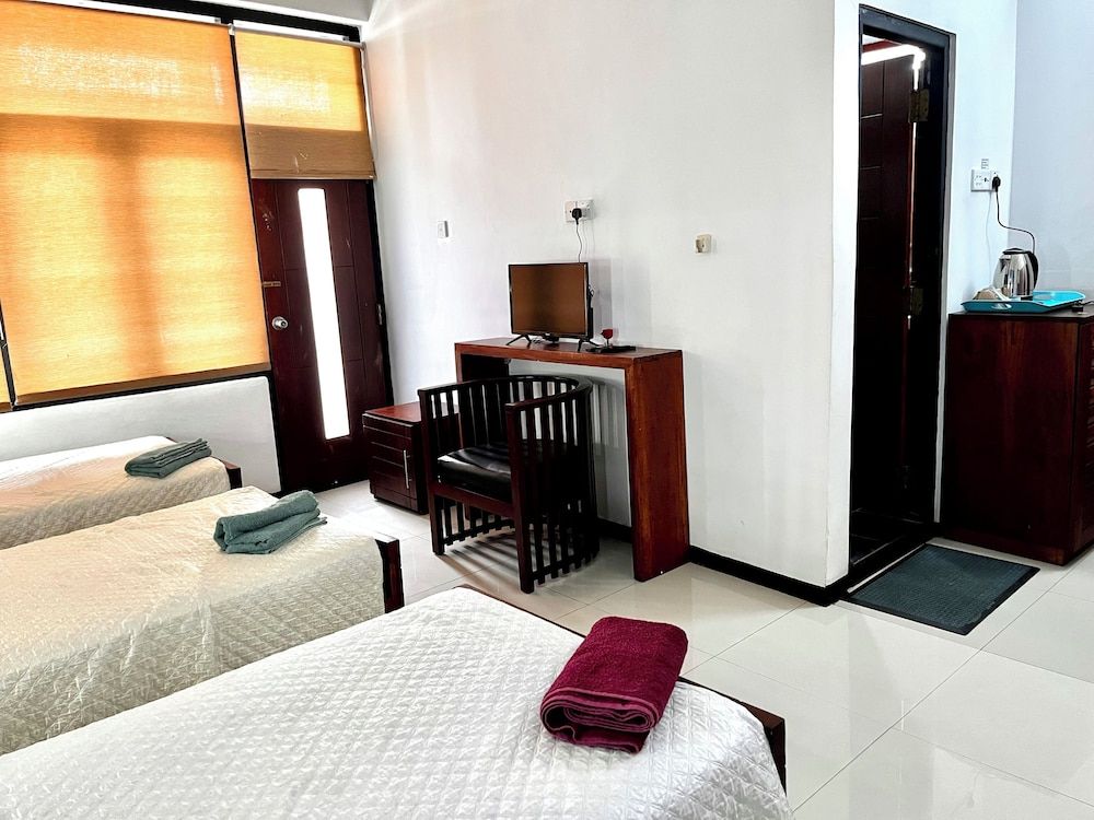 Subhas Hotel Deluxe Triple Room 6
