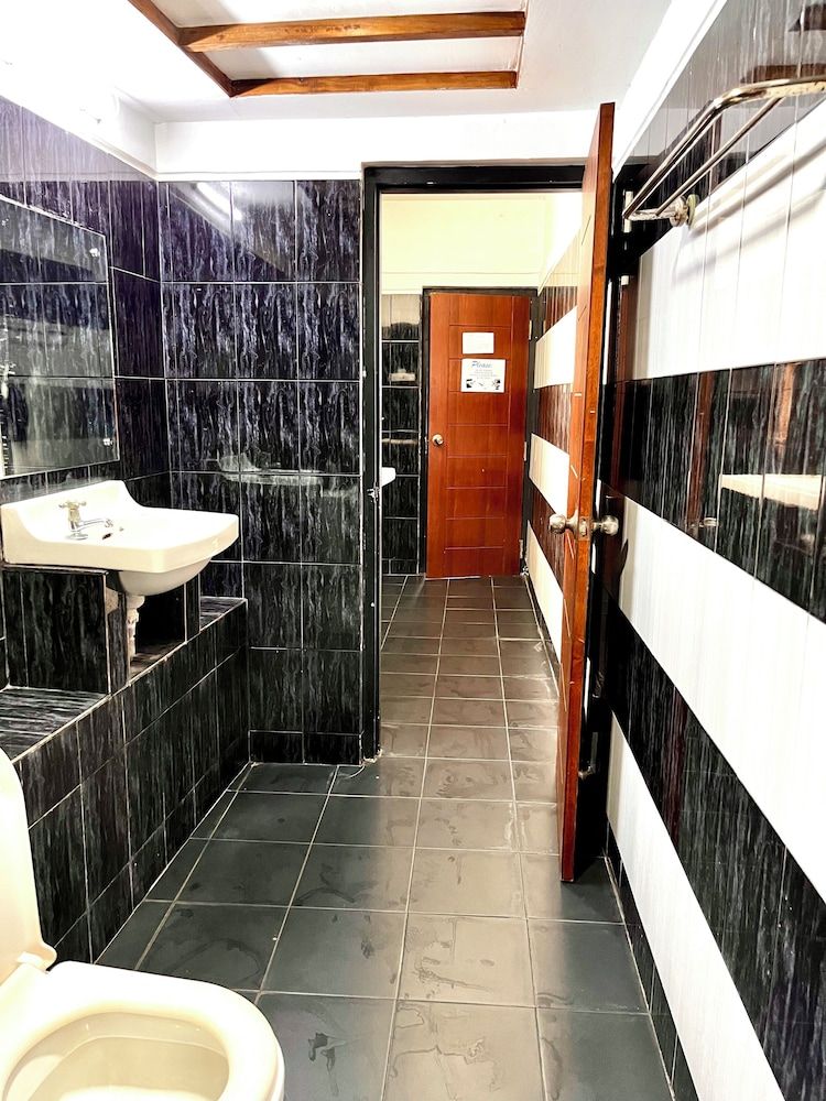 Subhas Hotel Family Suite 6