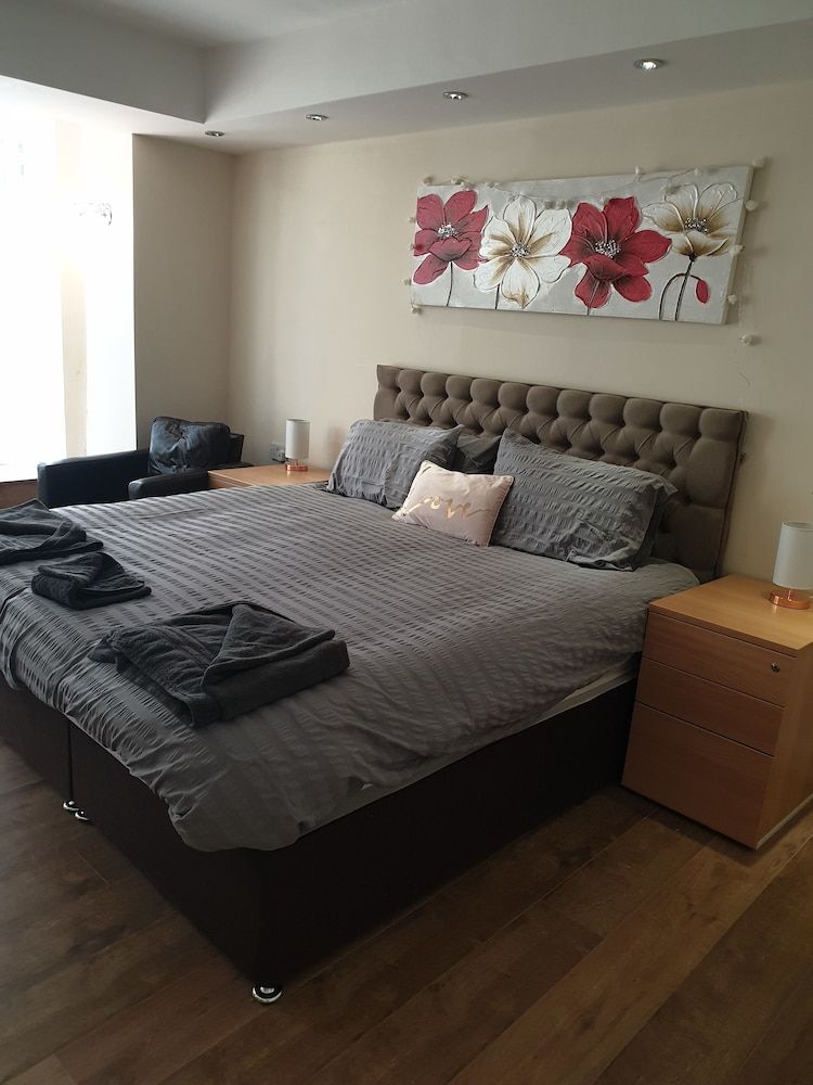 undefined The Winter Garden Suites 7