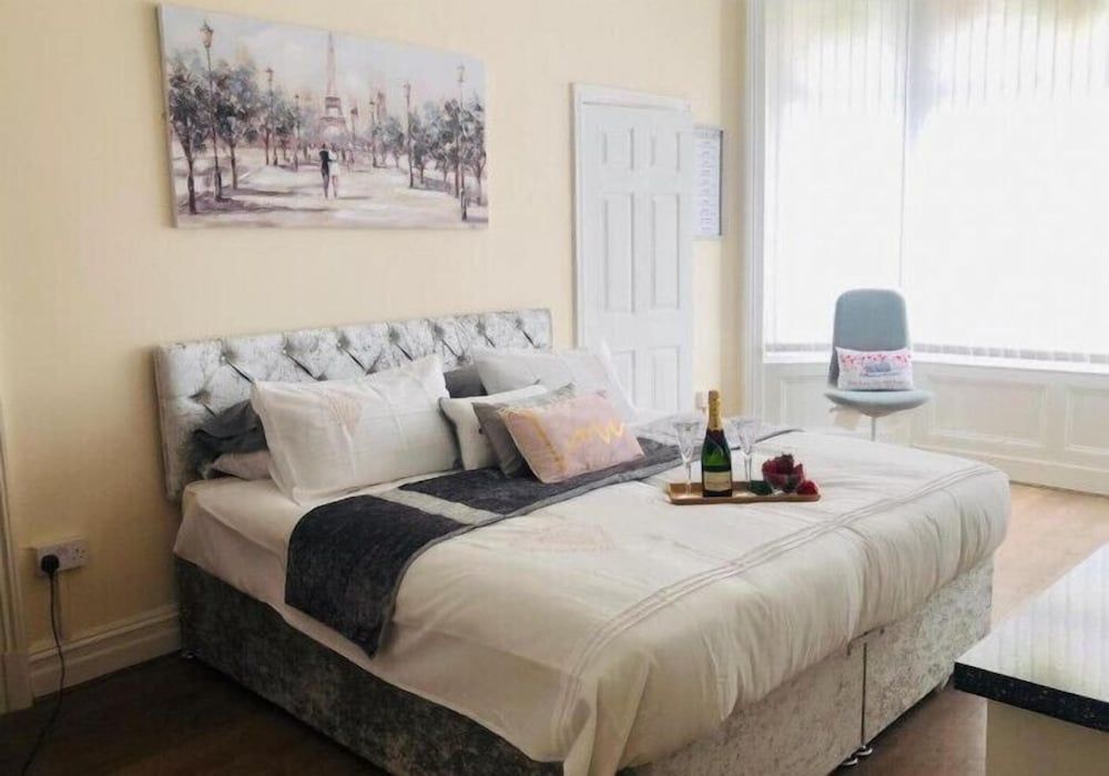 undefined The Winter Garden Suites 2